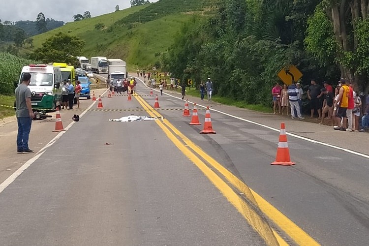 Acidente entre motocicleta e carro de passeio deixa criança de 04 anos morta e avô ferido na BR-116