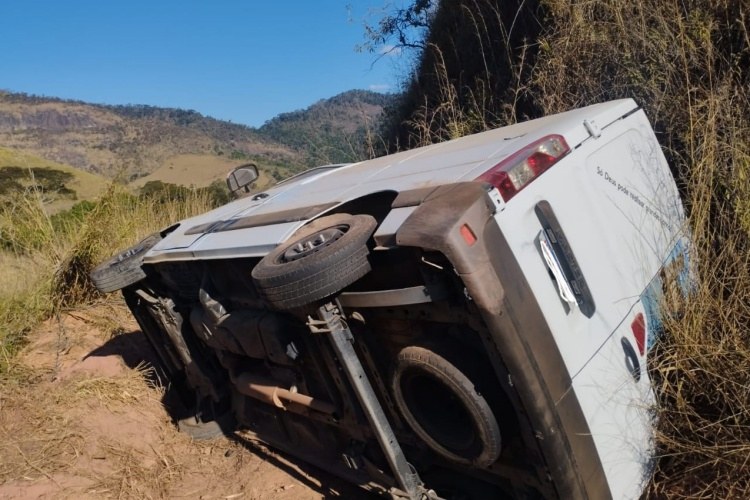 Motorista de van tenta evitar colisão e acaba capotando na BR-267; vítima ficou levemente ferida
