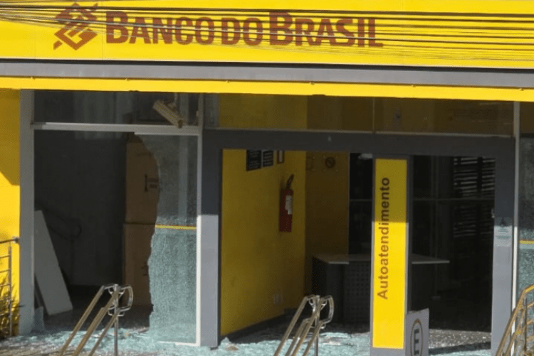 Mulher com martelo quebra vidraças de agência bancária na região central; suspeita apresenta transtorno psiquiátrico