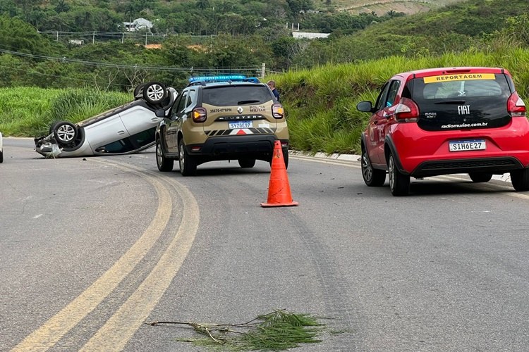 Veículo capota na rodovia BR-356 e condutor sai ileso