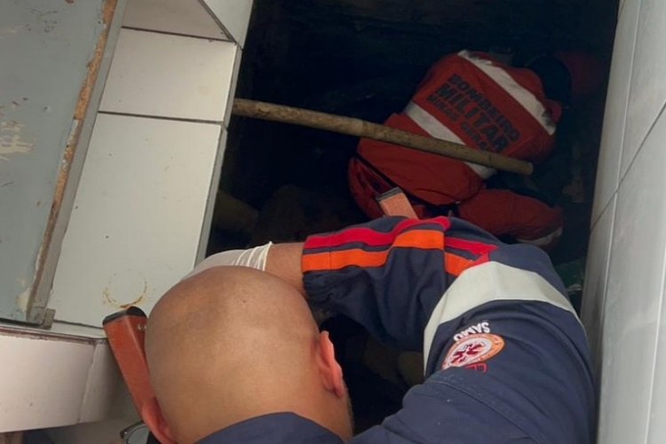 Piso cede e idosa de 70 anos fica presa em buraco de 2,5 metros