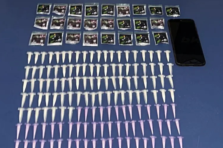 Polícia Militar (PM) prende homem com mais de 200 porções de cocaína 