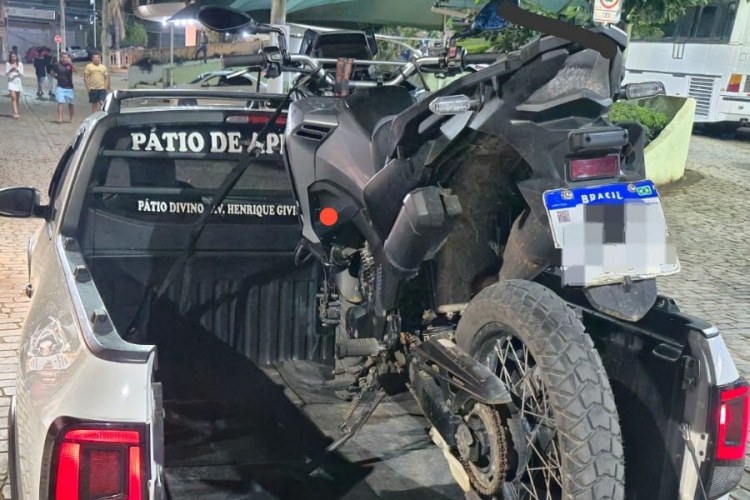 Polícia Militar (PM) prende dupla por embriaguez e condução de motocicleta clonada