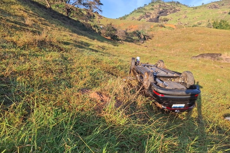 Mãe e filha morrem após capotamento na BR-482; outra pessoa ficou ferida