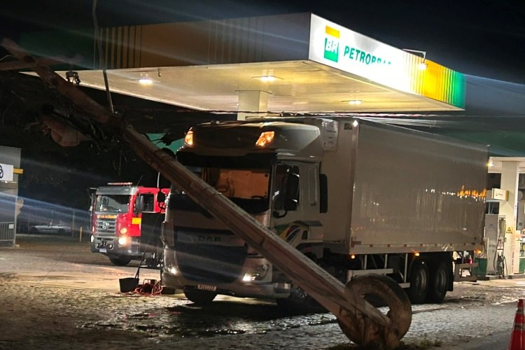 Caminhão atinge poste, provoca princípio de incêndio e interrompe fornecimento de energia na BR-116